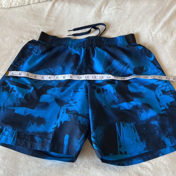 Under Armour Swim Trunks Size Large - Picture 7 of 12